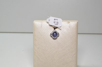 un sac à main blanc orné d'une broche bleue et blanche