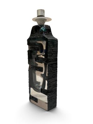 une image représentant une bouteille de vin surmontée d'un chapeau