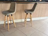 deux tabourets placés devant un bar
