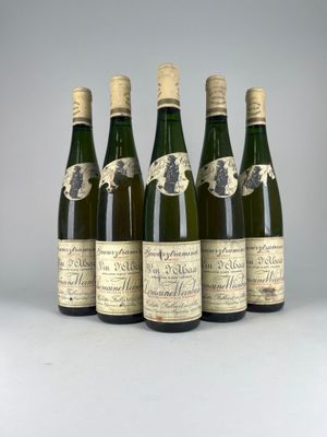 six bouteilles de vin sont alignées dans une rangée