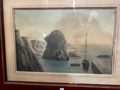 Bateau et barques dans une crique.