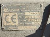 une plaque apposée sur le mur d'un immeuble, sur laquelle figure une batte de baseball