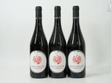 trois bouteilles de vin posées sur une table l'une à côté de l'autre