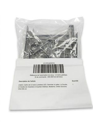un paquet de vis dans un sachet en plastique sur fond blanc