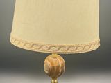 une lampe posée sur une table, à côté d'une autre lampe