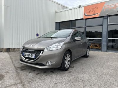 la voiture argentée est garée devant un bâtiment