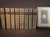 six livres sont alignés sur une table