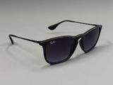 une paire de lunettes de soleil posée sur une surface blanche, avec un fond blanc