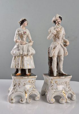 PARIS. Paire de pique-fleurs en porcelaine polychrome, figur…