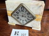 une horloge posée sur une table à côté d'une carte
