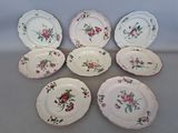 six assiettes ornées de motifs floraux sont disposées sur une table