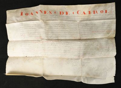un gros plan d'un morceau de papier sur lequel on a écrit