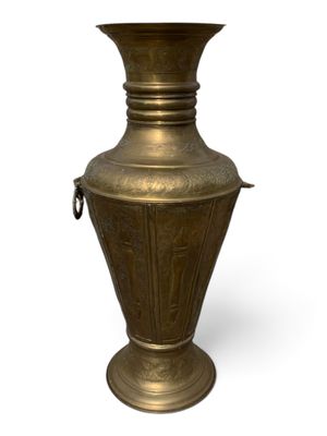 vase en laiton sur fond blanc, avec un fond blanc