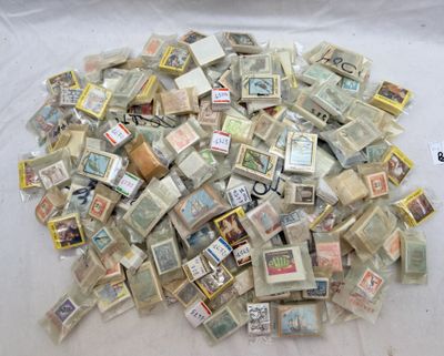 une pile d'argent posée sur une table