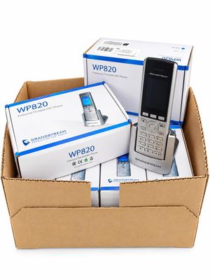 Plusieurs cartons de téléphones portables sont empilés les uns sur les autres