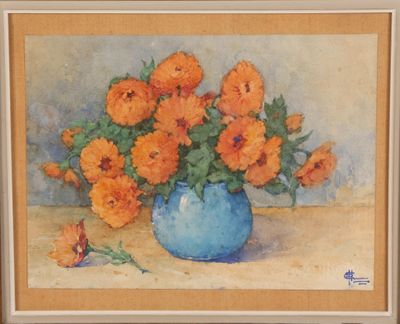 un tableau représentant des fleurs orange dans un vase bleu posé sur une table
