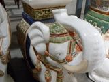 deux statues d'éléphants assises l'une à côté de l'autre sur le sol