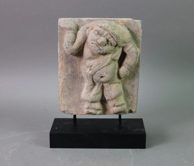une image représentant une sculpture en pierre d'un homme portant un enfant