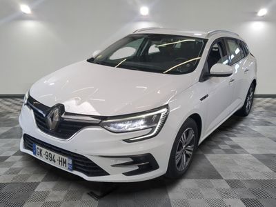 la voiture blanche est garée sur un sol en damier dans le garage