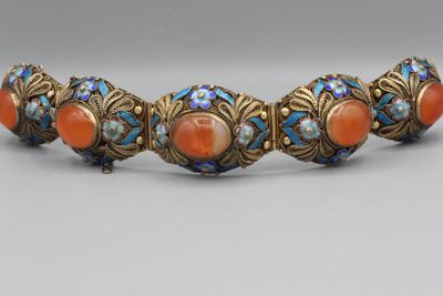 un bracelet en or orné de corail et de perles de verre bleues