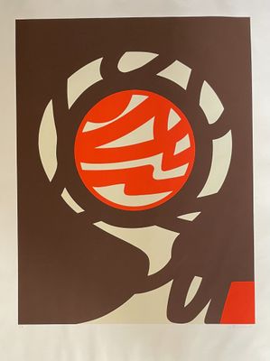 une photo d'une affiche marron et orange accrochée sur un mur blanc