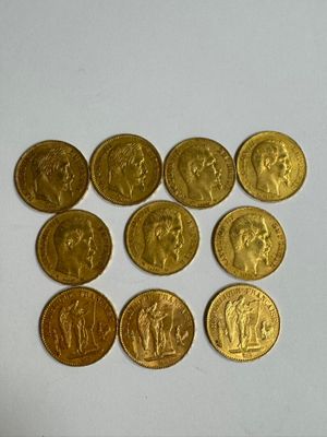 six types différents de pièces d'or sur une surface blanche