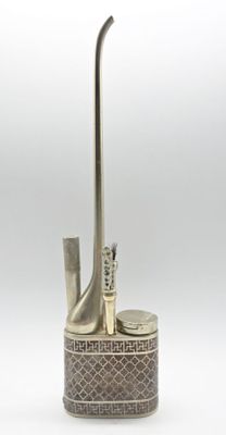 une image représentant une pipe en argent et un fume-cigarette sur fond blanc