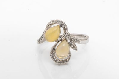 un gros plan d'une bague ornée de deux pierres jaunes en forme de larme
