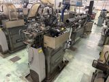 de nombreuses machines qui se trouvent dans une usine où il y a beaucoup de machines