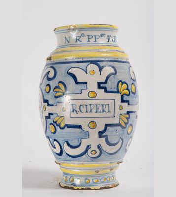 un vase bleu et jaune sur lequel figure un nom