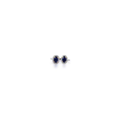 une paire de boucles d'oreilles à clous en saphir et diamants sur fond blanc