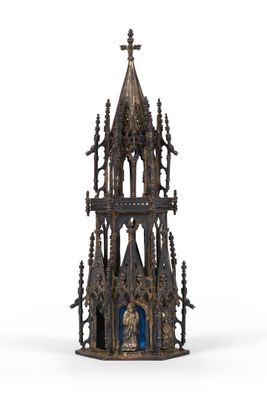 statue d'une église sur la façade de laquelle se trouve une statue de Jésus