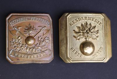 paire d'étuis à cigarettes anciens en laiton avec emblème de la feuille d'érable