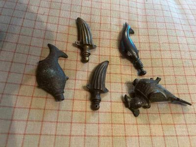 tout un tas de petits objets métalliques posés sur une table