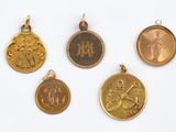 quatre médailles en or et en argent de tailles et de formes variées
