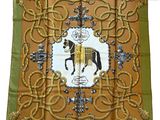 foulard en soie représentant un cheval et une couronne sur fond vert
