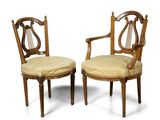 paire de chaises de style début du XXe siècle, dotées de dossiers en forme de harpe