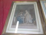 deux photos encadrées d'une femme et d'un enfant sur une table