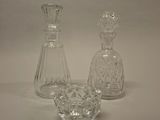 trois vases en verre posés sur une table