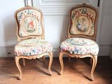paire de chaises anciennes avec des coussins rembourrés à motifs floraux