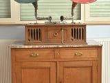 deux vieux phonons posés sur un meuble en bois