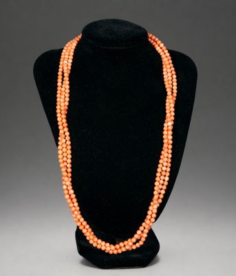 un collier de perles orange sur un mannequin noir