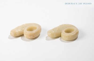 deux morceaux de nourriture posés sur une table