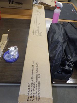 une boîte en carton posée sur une table, sur laquelle se trouve un vaporisateur