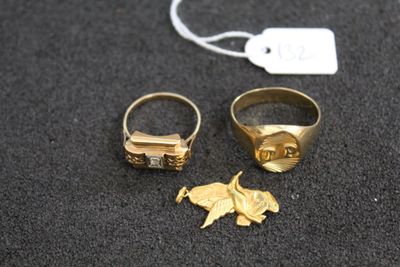deux bagues en or et une bague ornée d'un oiseau