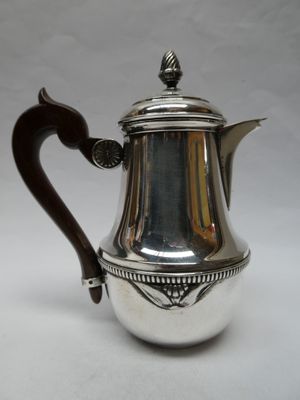 Verseuse égoïste en argent, à fond plat, ornée d’une moulure…