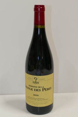 une bouteille de vin posée sur une table