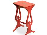 une petite table rouge avec un plateau rouge sur fond blanc