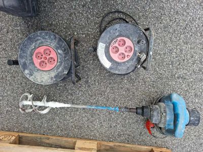 a couple of tools that are laying on the ground