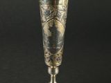 une image représentant un vase en argent orné d'un motif floral